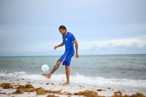 Chụp ảnh chính thức tại Bãi biển Miami! Chelsea đã đăng nhiều hình ảnh chính thức của Pedro 60 triệu viện trợ mới