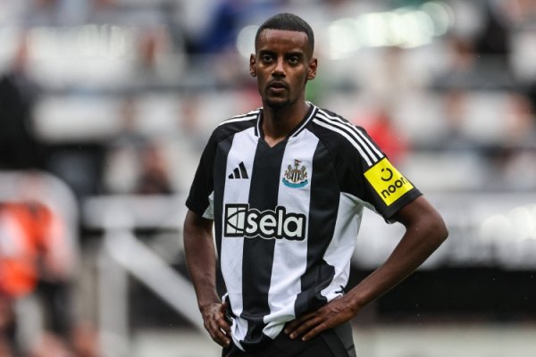 Phóng viên: Newcastle đã hứa một hợp đồng mới cho Isaac nhưng không thực hiện được. Isaac đã thất vọng